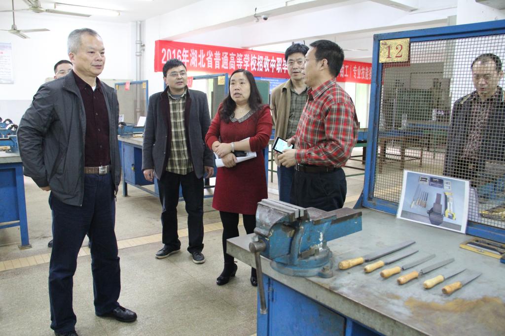 卢斌副书记（左一）检查钳工考场准备工作