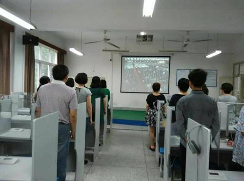 经济与管理学院党员收看直播