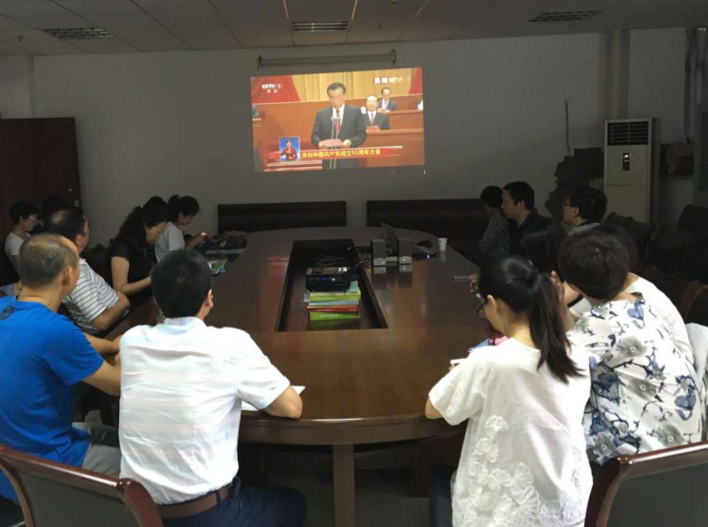公共课部党员收看直播 公共课部党员收看直播